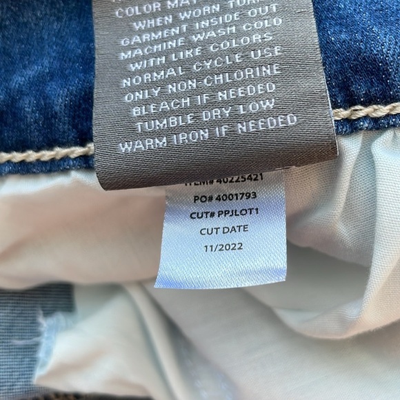 Torrid 3.5 Inch Jegging Super Soft High Rise Jean Shorts. Plus Size 28. NWT. - Picture 16 of 16